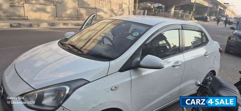 Polar White Hyundai Xcent E+ Polar White Hyundai Xcent E+