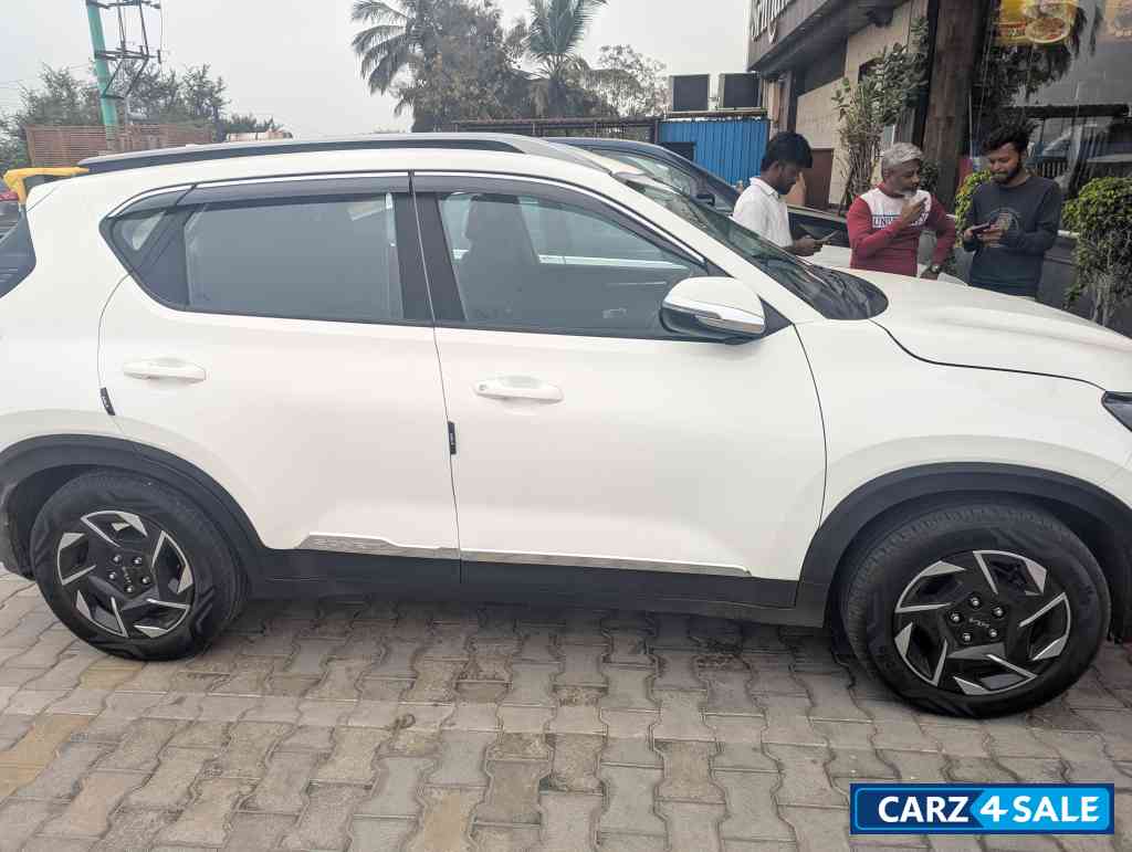 White Kia Sonet Htk optional