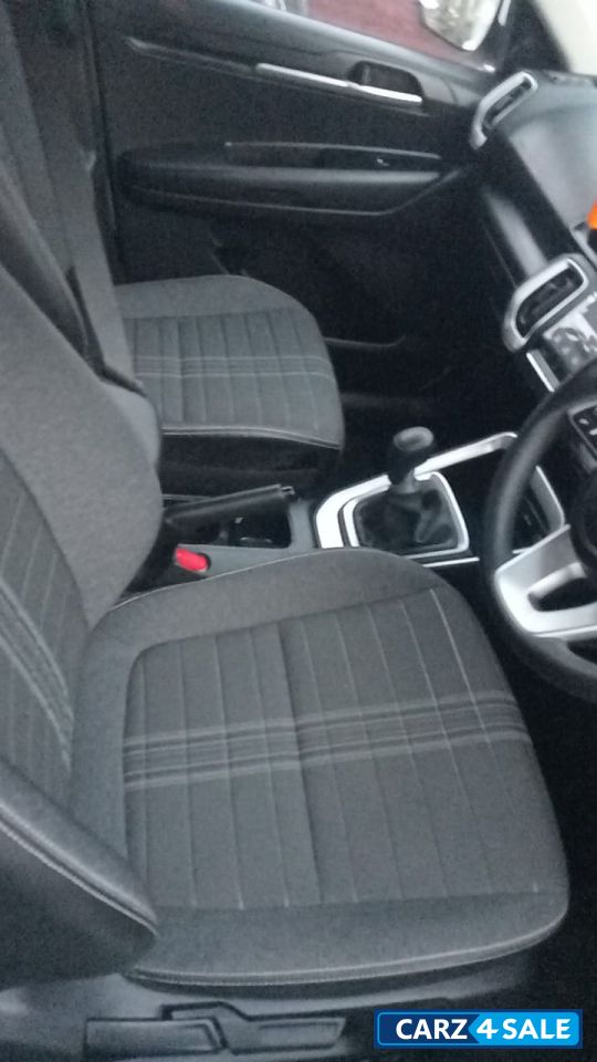 White Kia Sonet Htk optional