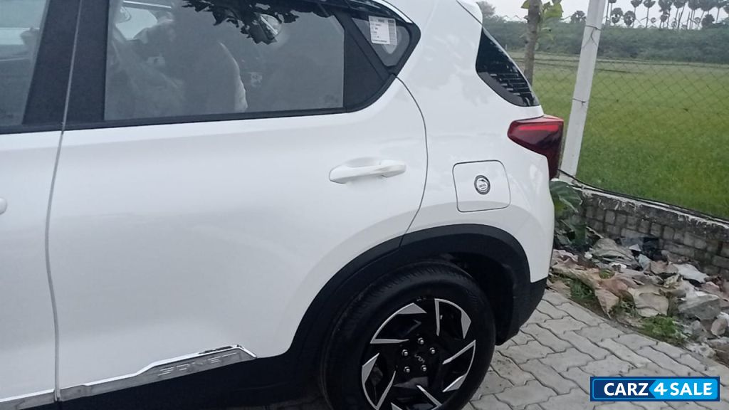 White Kia Sonet Htk optional