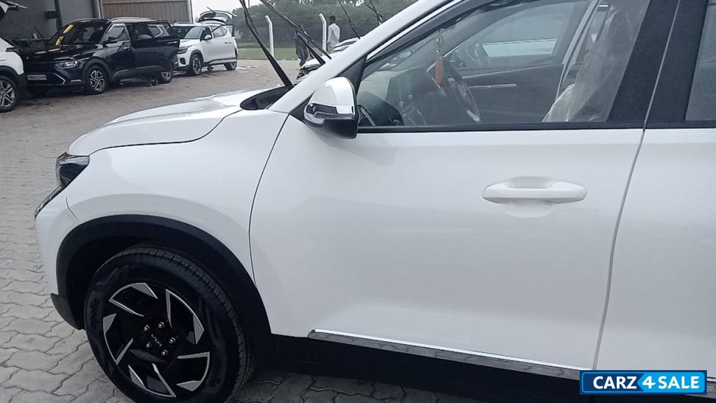 White Kia Sonet Htk optional