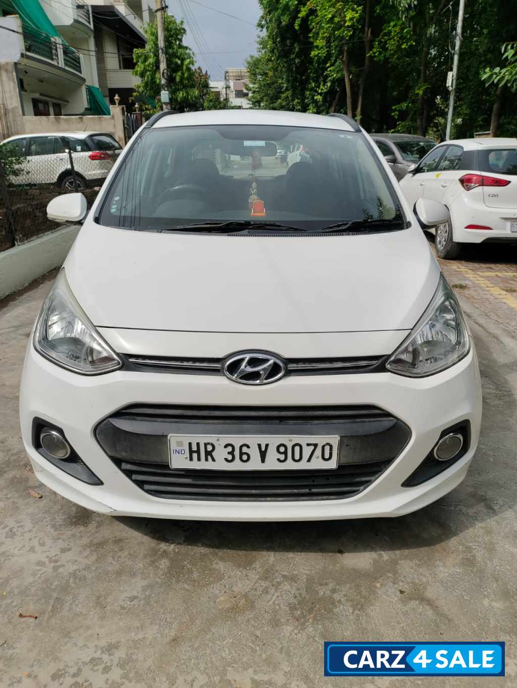 White Hyundai i10 Sports