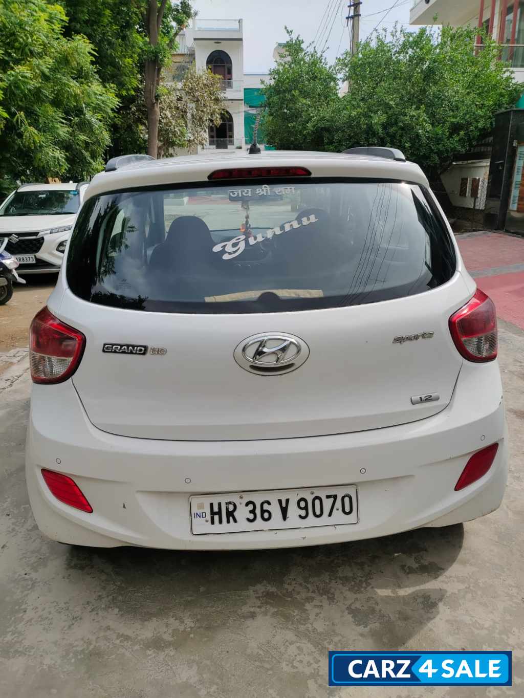White Hyundai i10 Sports