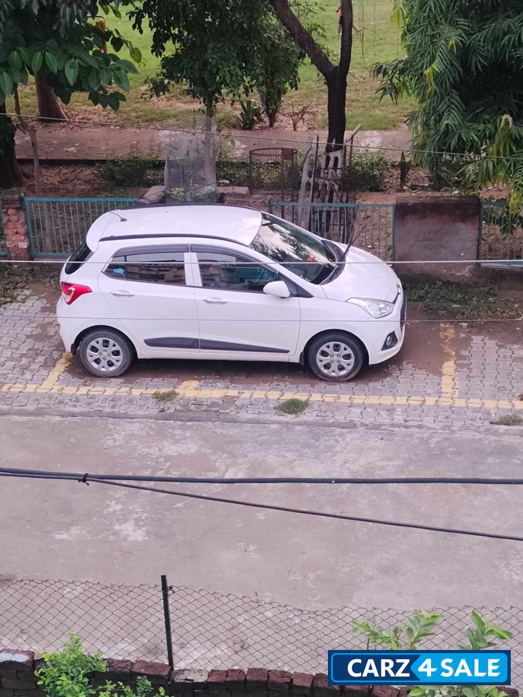 White Hyundai i10 Sports