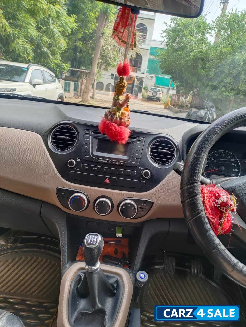 White Hyundai i10 Sports