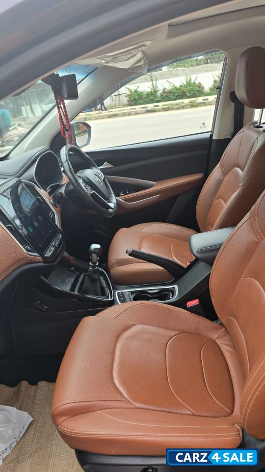 Dual Tone Red And Black MG Hector Plus Sharp Diesel Dual Tone 6 Seater