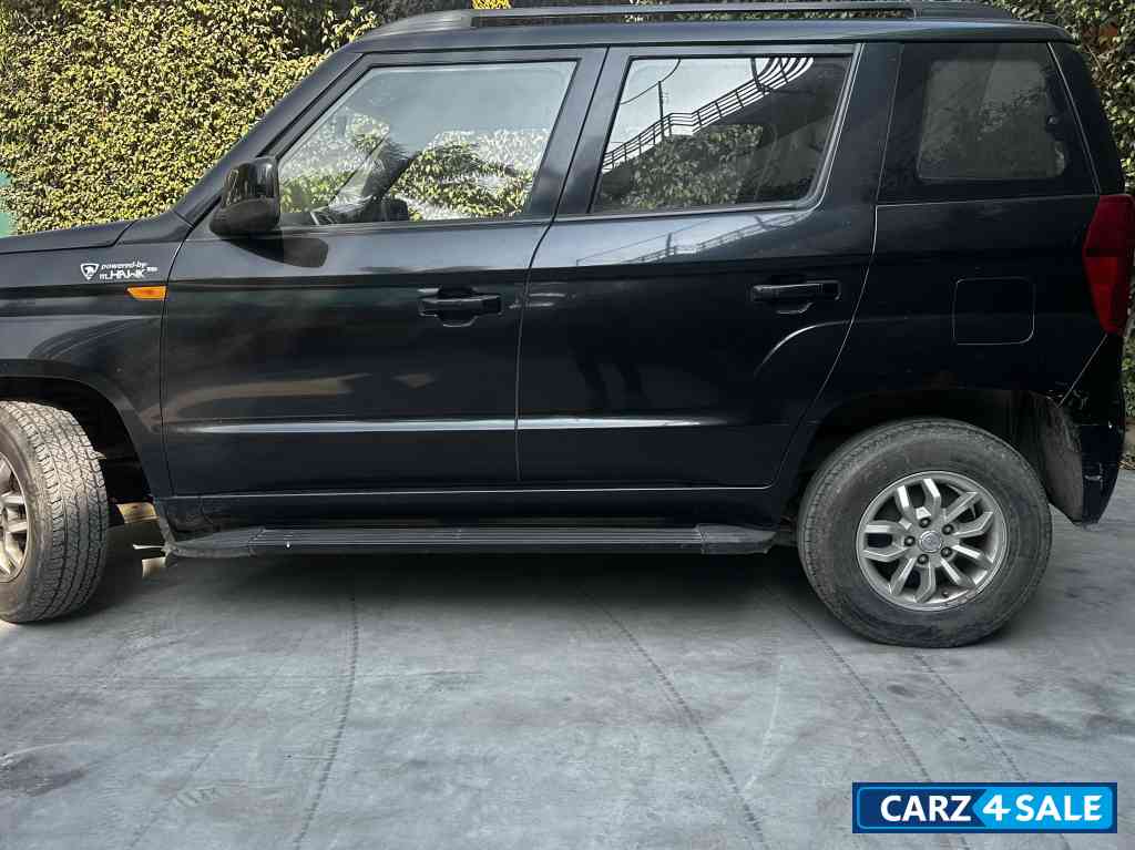 Black Mahindra  TUV 300 T8 AMT