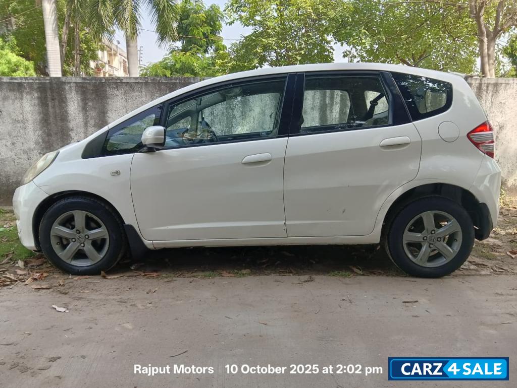 T. White Honda Jazz Top Model