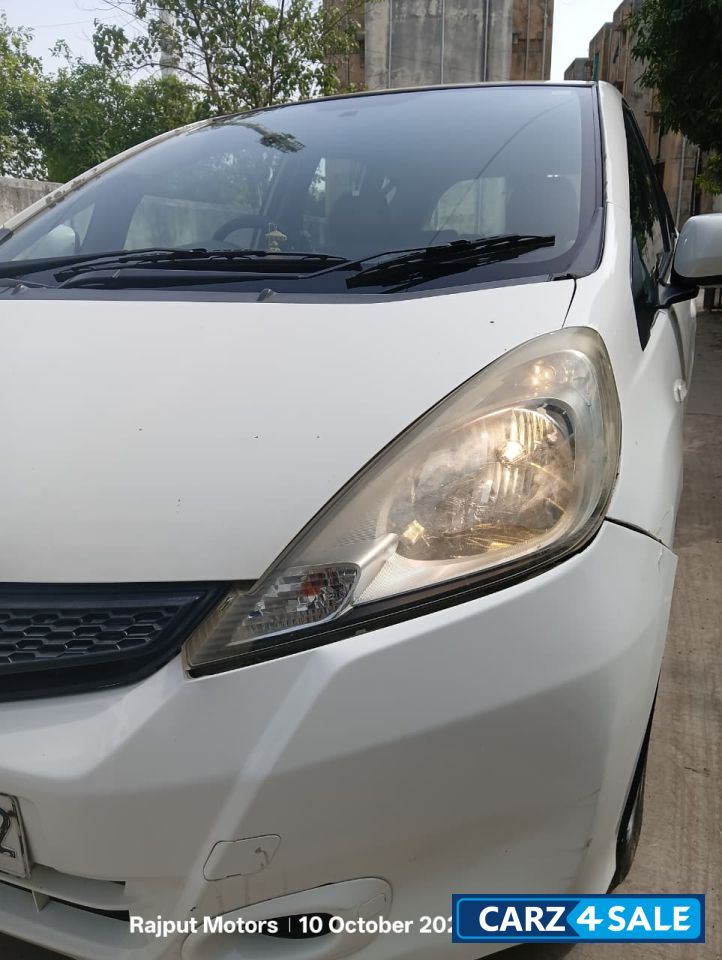 T. White Honda Jazz Top Model