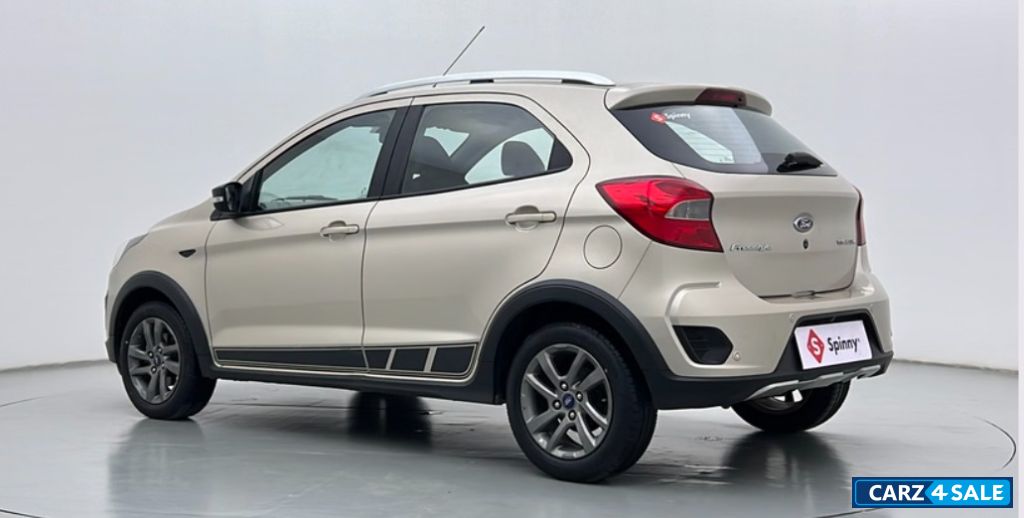 White Gold Ford Freestyle Titanium Petrol