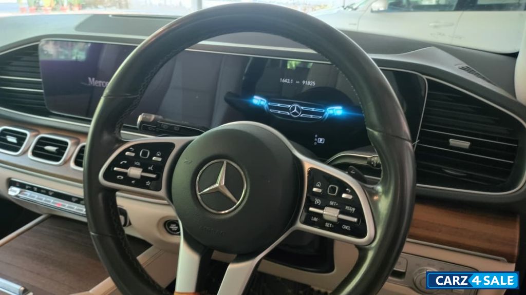 White Mercedes-Benz GLE