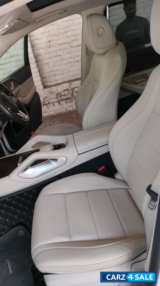 White Mercedes-Benz GLE