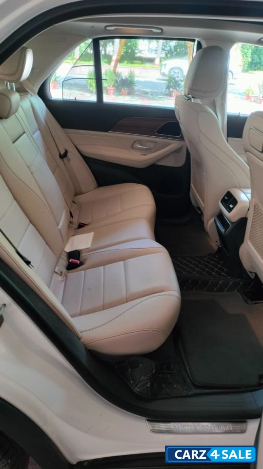 White Mercedes-Benz GLE