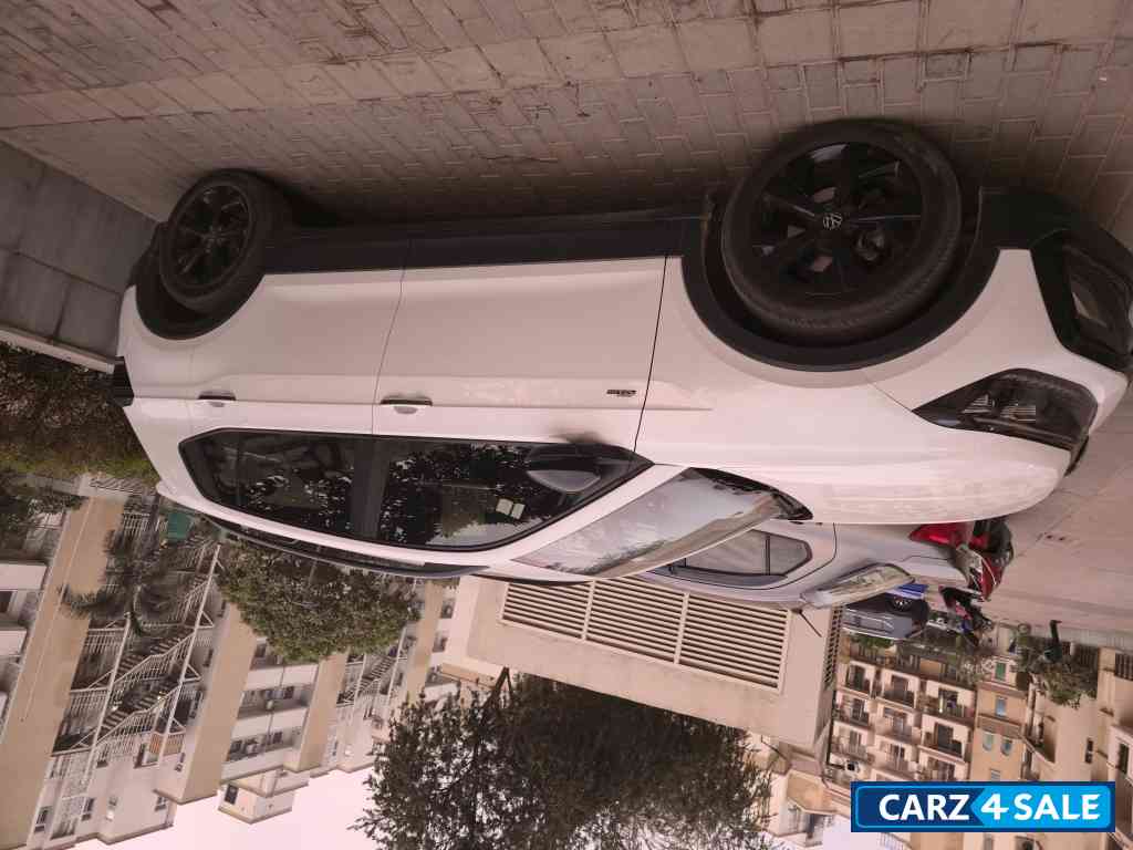 White Volkswagen Taigun TSI White Volkswagen Taigun TSI