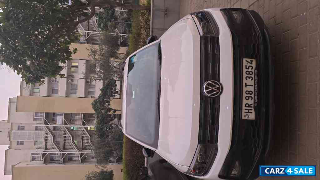 White Volkswagen Taigun TSI White Volkswagen Taigun TSI