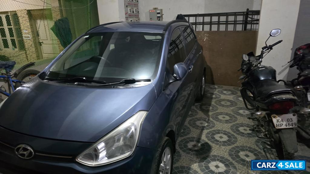 Blue Hyundai  Grand i10