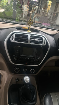 Mahindra TUV300 T4
