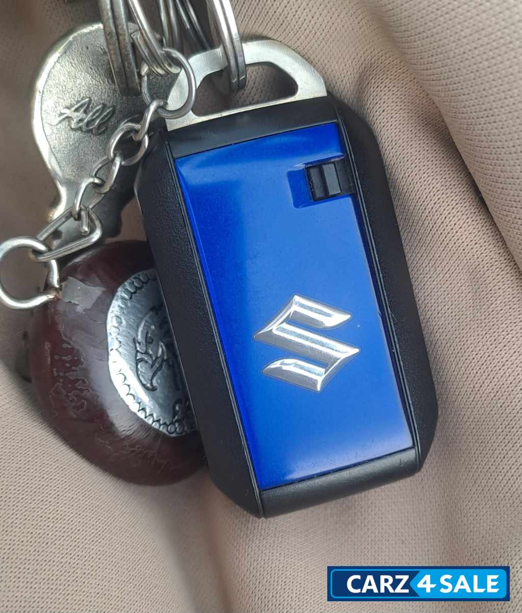 White Maruti Suzuki Ertiga ZXI (O)