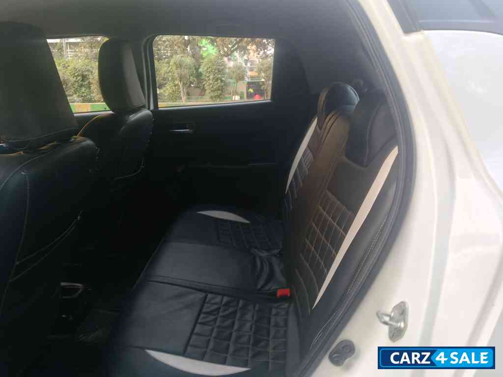 Pearl Artic White Maruti Suzuki Swift VXI