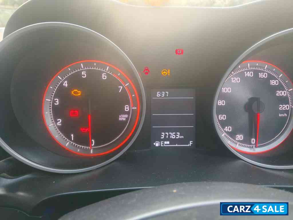 Pearl Artic White Maruti Suzuki Swift VXI