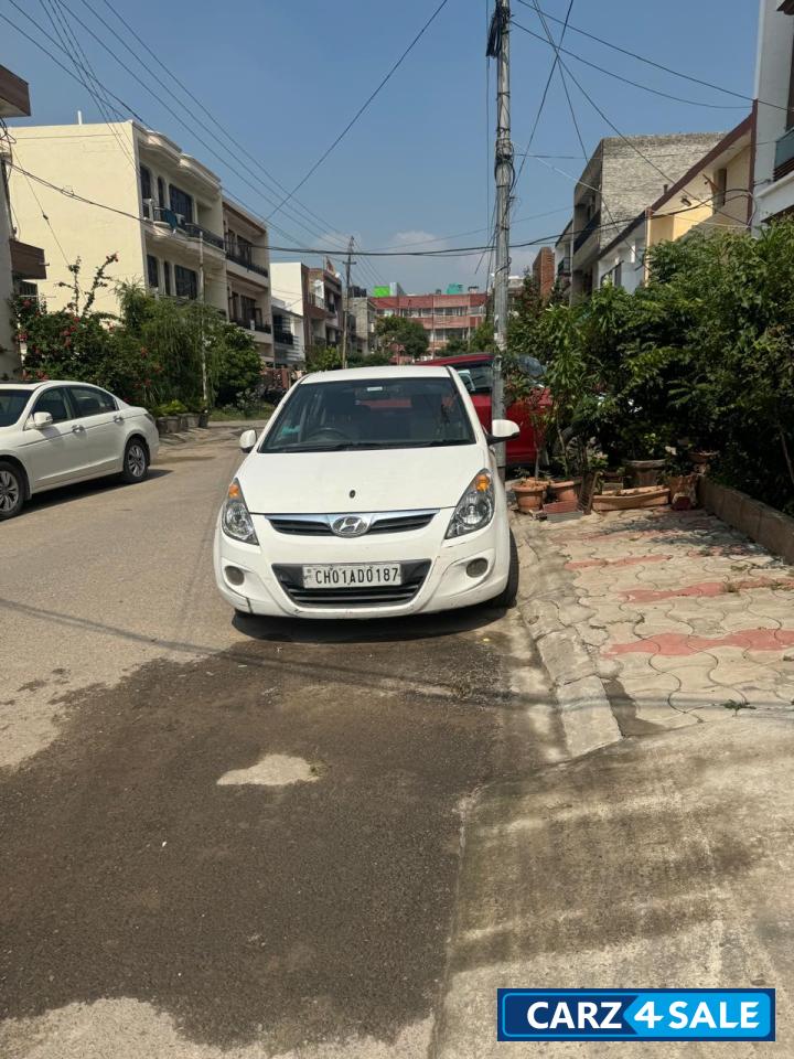 White Hyundai i20 Sportz