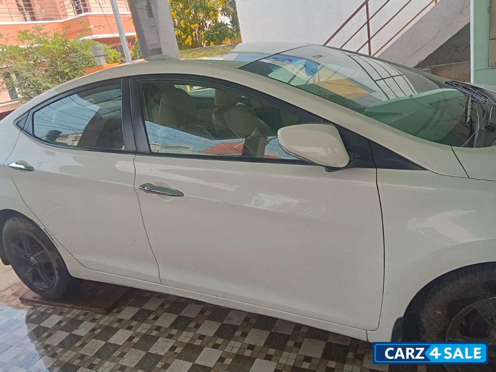 C White Hyundai Elantra sx 1.6