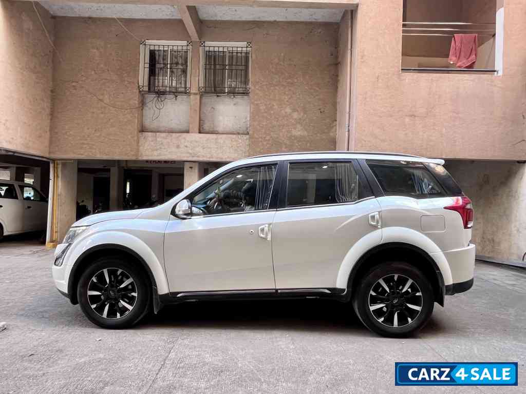 Mahindra XUV 500 W11