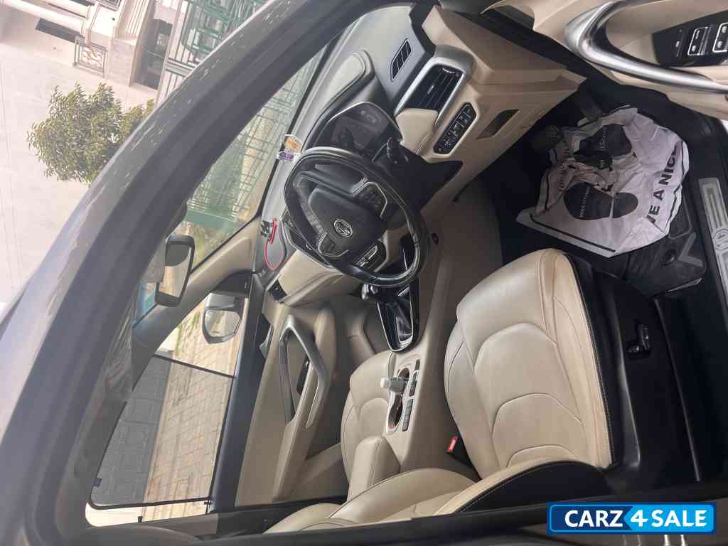 MG Hector 1.5 L CVT SHARP DUAL TONE