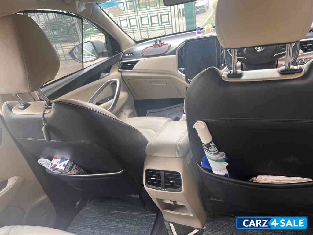 MG Hector 1.5 L CVT SHARP DUAL TONE