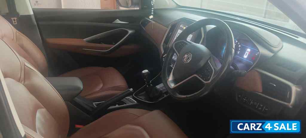 MG Hector Plus Sharp 1.5 Petrol Turbo Hybrid MT 6 Seater