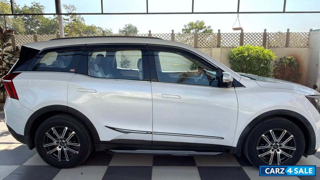 Mahindra XUV700 AX7 Luxury Pack DSL Automatic White