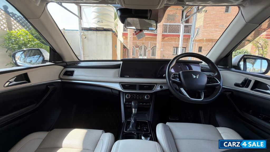 Mahindra XUV700 AX7 Luxury Pack DSL Automatic White