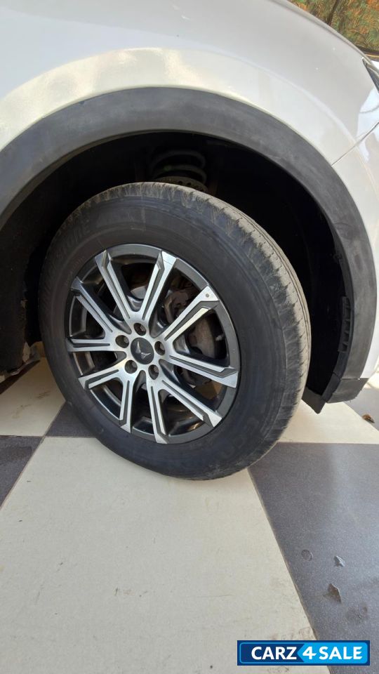 Mahindra XUV700 AX7 Luxury Pack DSL Automatic White