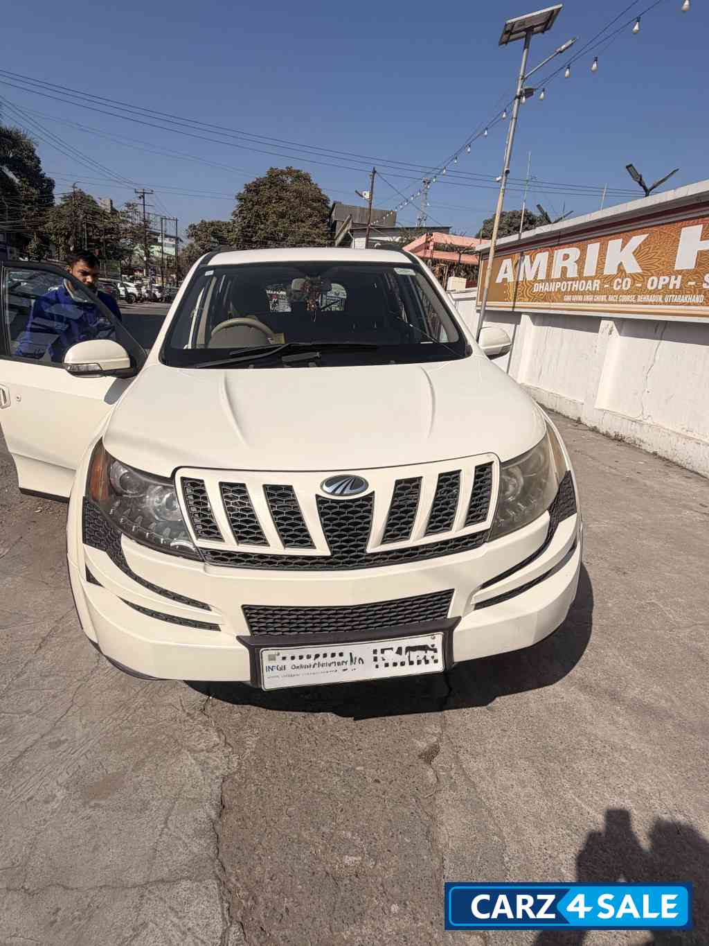 White Mahindra XUV 500 W6