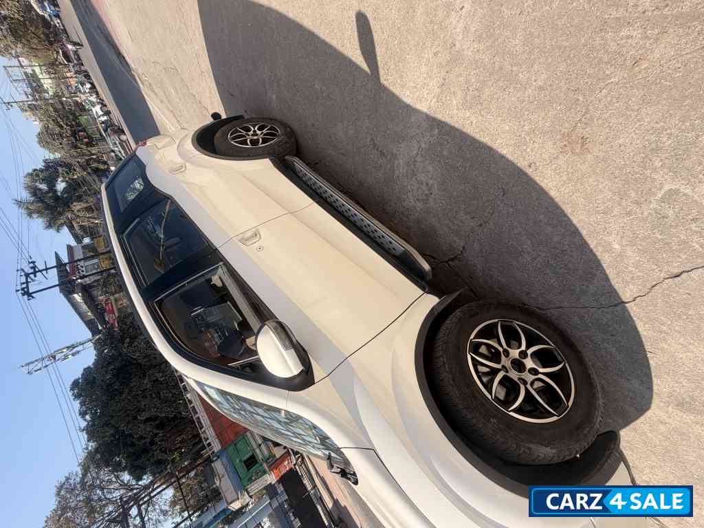 White Mahindra XUV 500 W6