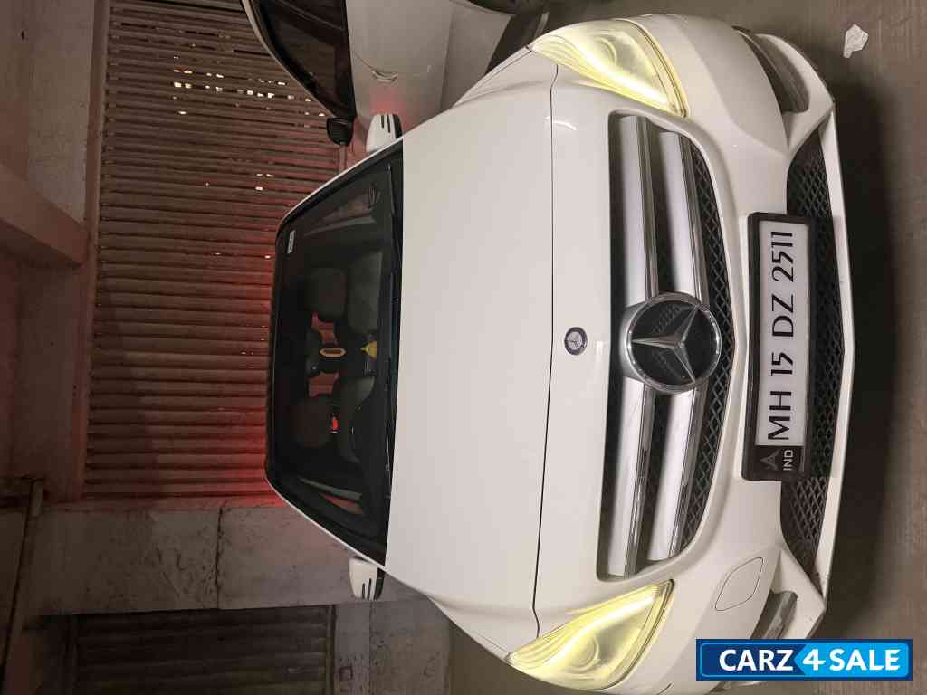 White Mercedes-Benz B-Class B180 sports White Mercedes-Benz B-Class B180 sports