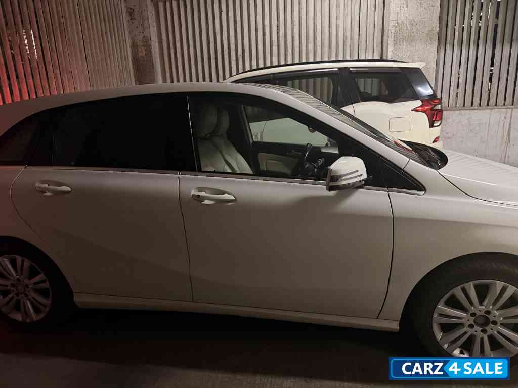 White Mercedes-Benz B-Class B180 sports White Mercedes-Benz B-Class B180 sports