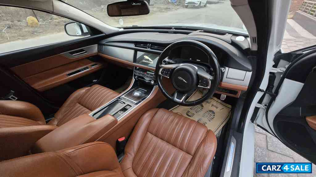 White Jaguar XF Portfolio Petrol 2019 White Jaguar XF Portfolio Petrol 2019