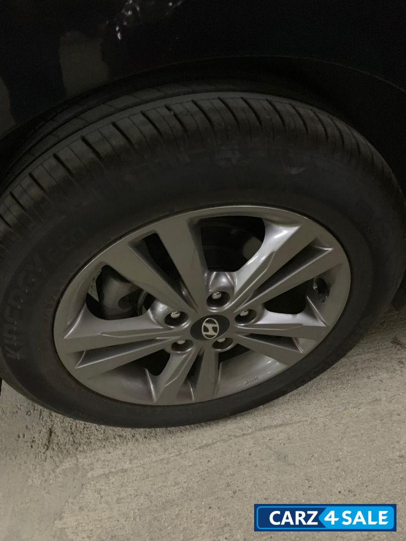 Black Hyundai  Elantra