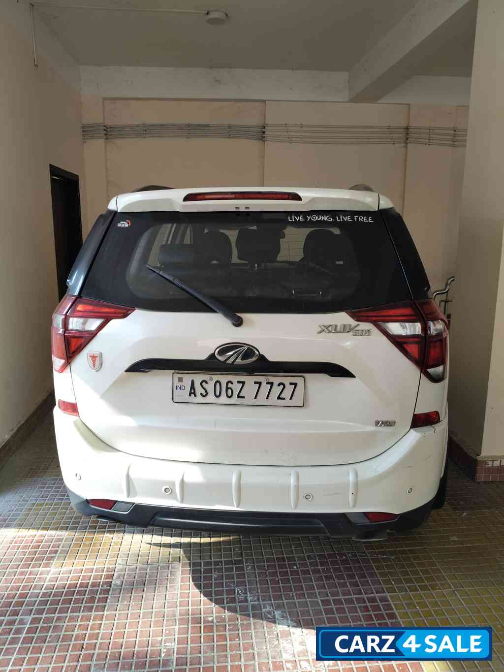 Mahindra XUV 500 W9