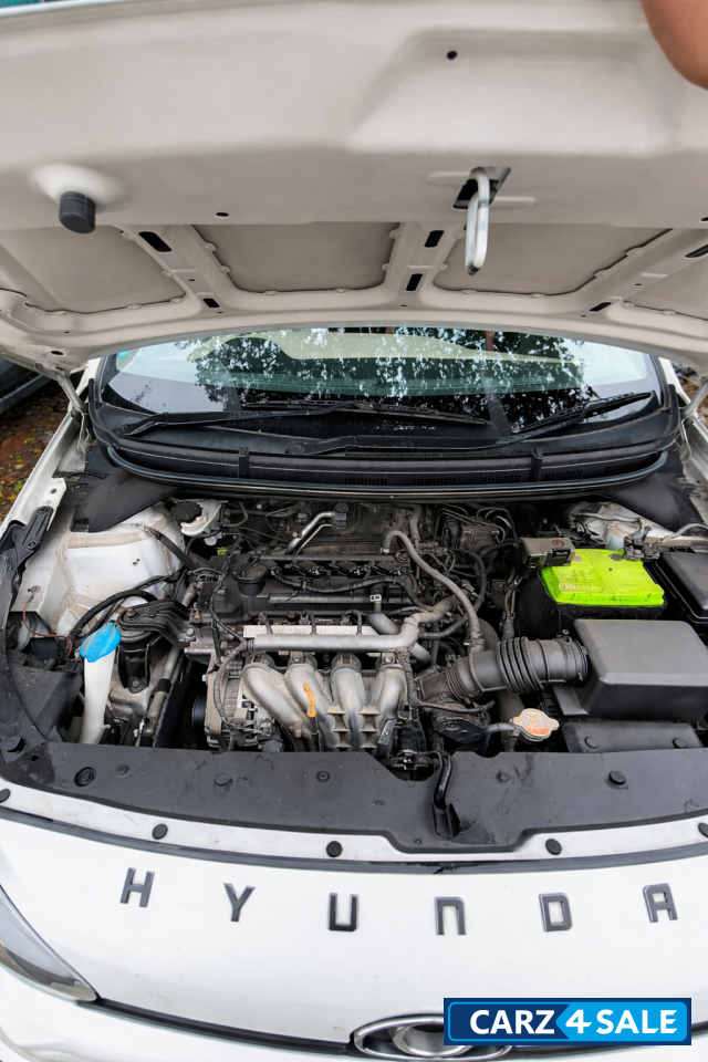 White Hyundai i20 Elite Sports Plus