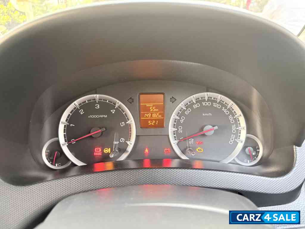 Pearl White Maruti Suzuki Swift VDI