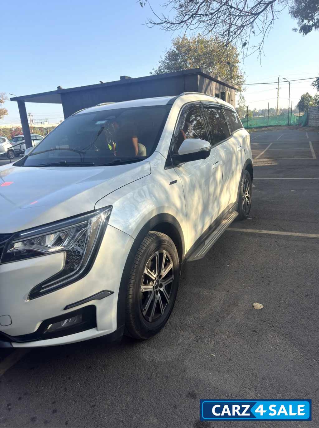 White Mahindra XUV700 AX7L D AT AWD White Mahindra XUV700 AX7L D AT AWD