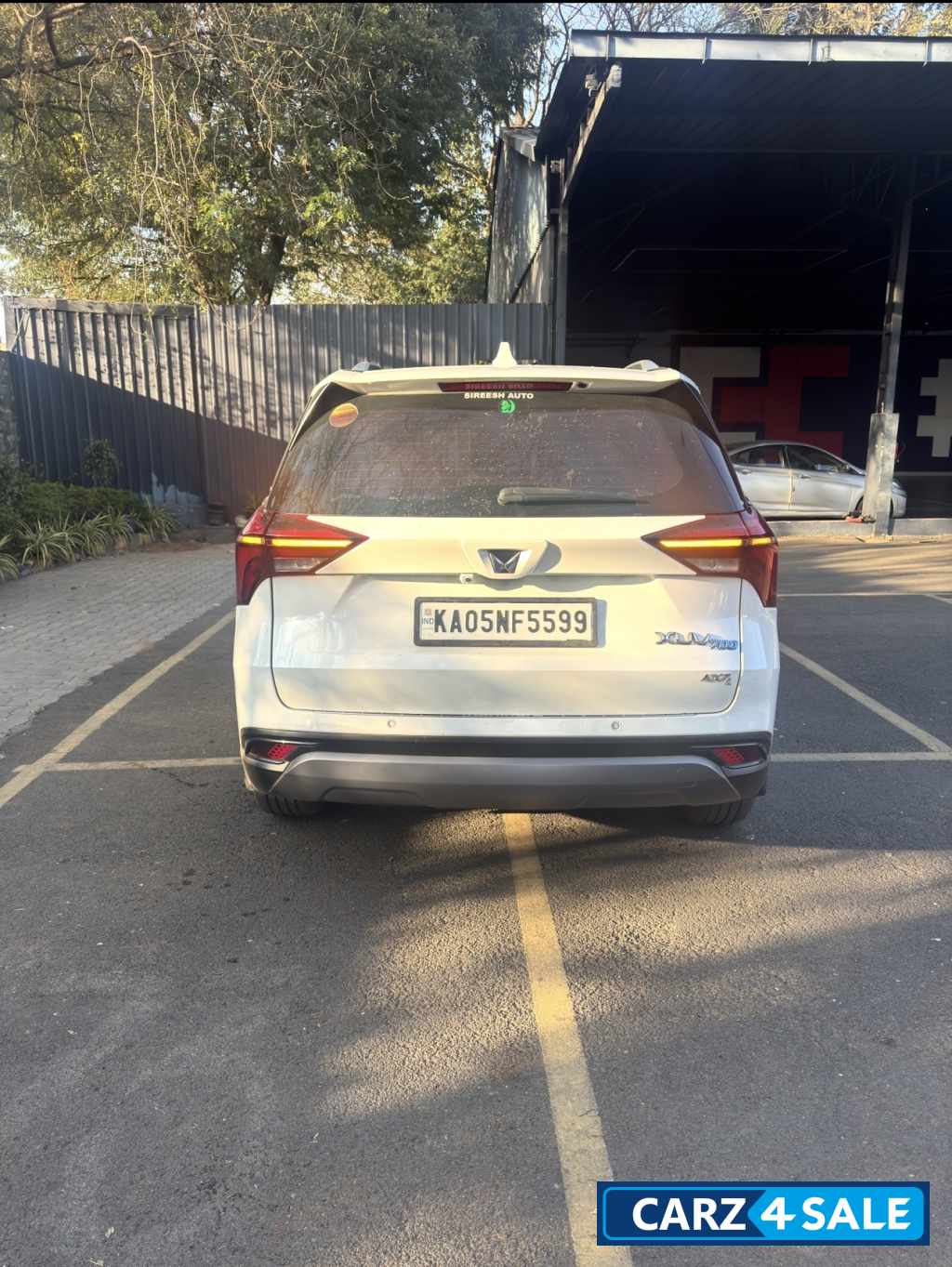 White Mahindra XUV700 AX7L D AT AWD White Mahindra XUV700 AX7L D AT AWD