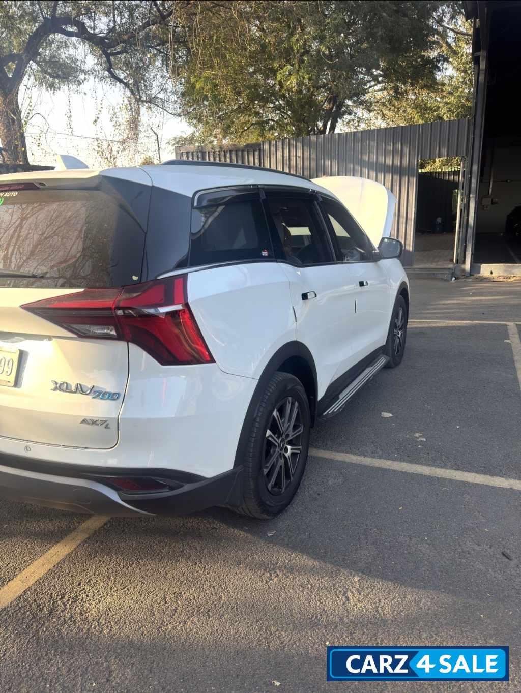 White Mahindra XUV700 AX7L D AT AWD White Mahindra XUV700 AX7L D AT AWD