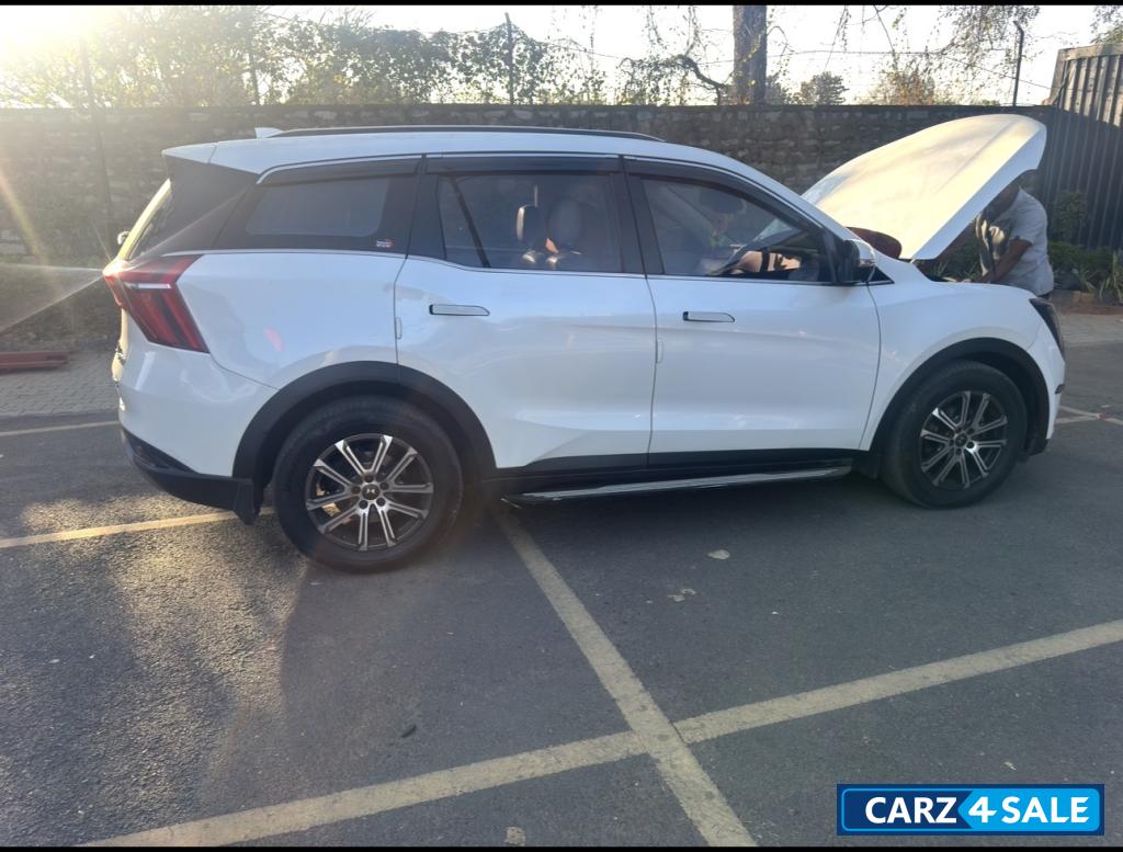 White Mahindra XUV700 AX7L D AT AWD White Mahindra XUV700 AX7L D AT AWD
