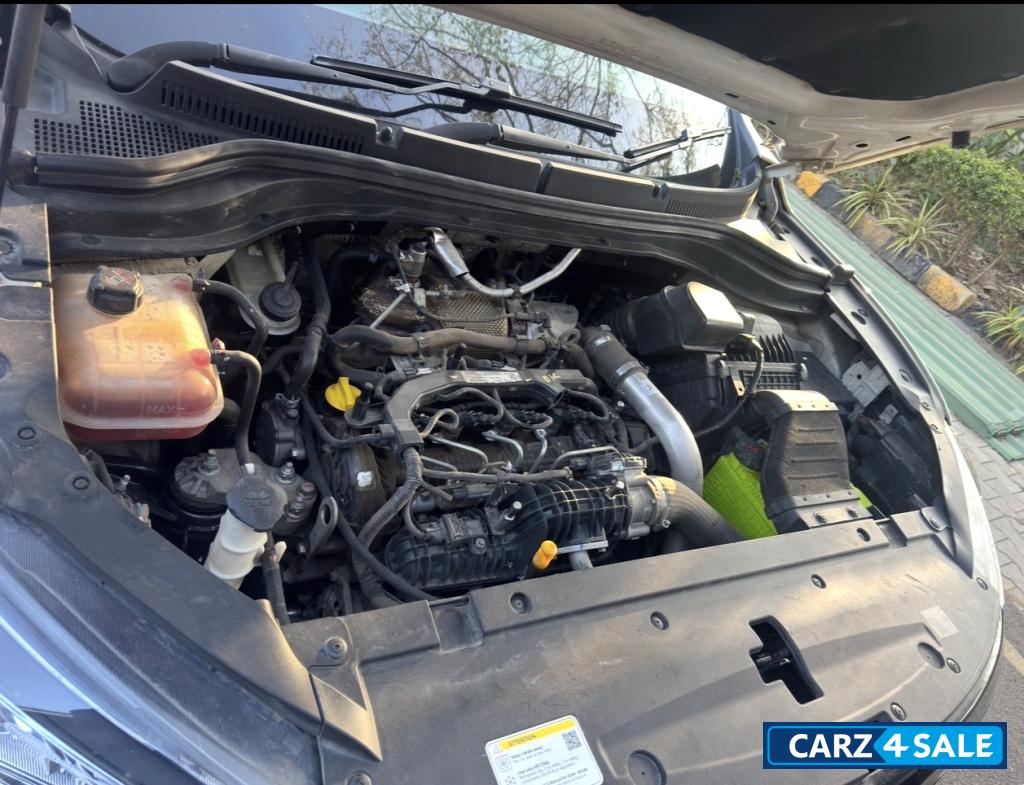 White Mahindra XUV700 AX7L D AT AWD White Mahindra XUV700 AX7L D AT AWD