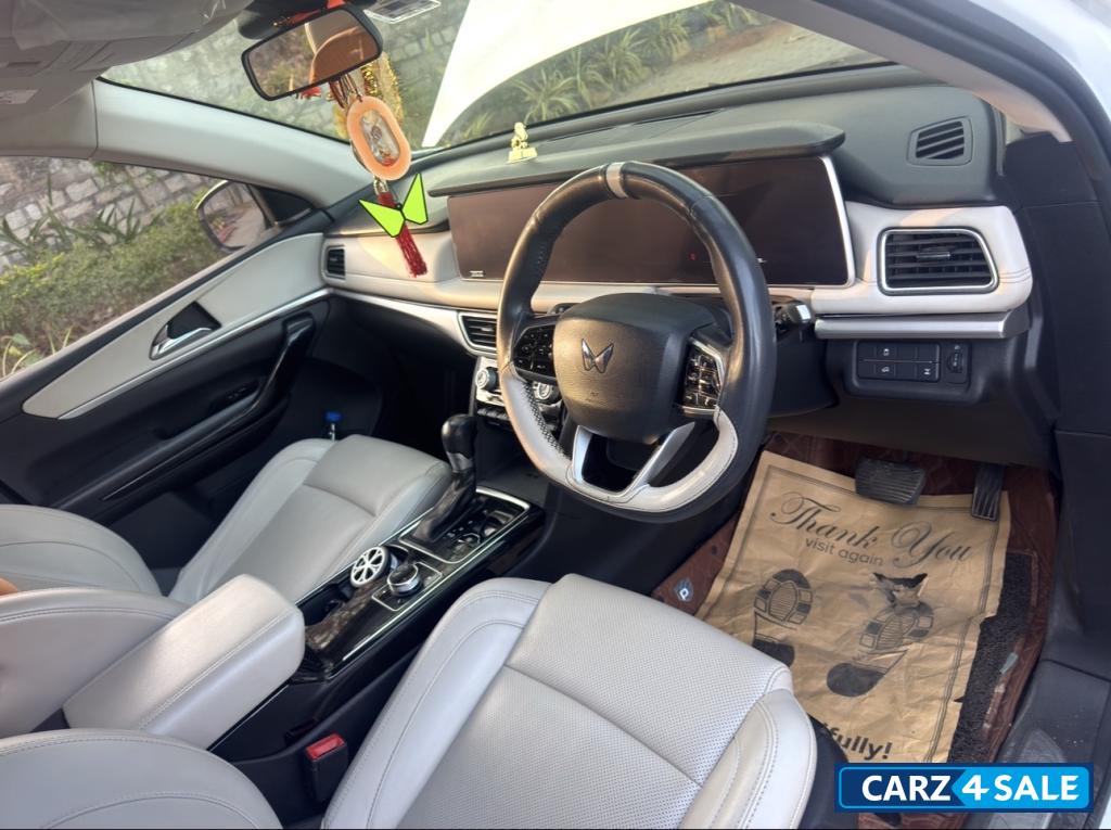 White Mahindra XUV700 AX7L D AT AWD White Mahindra XUV700 AX7L D AT AWD