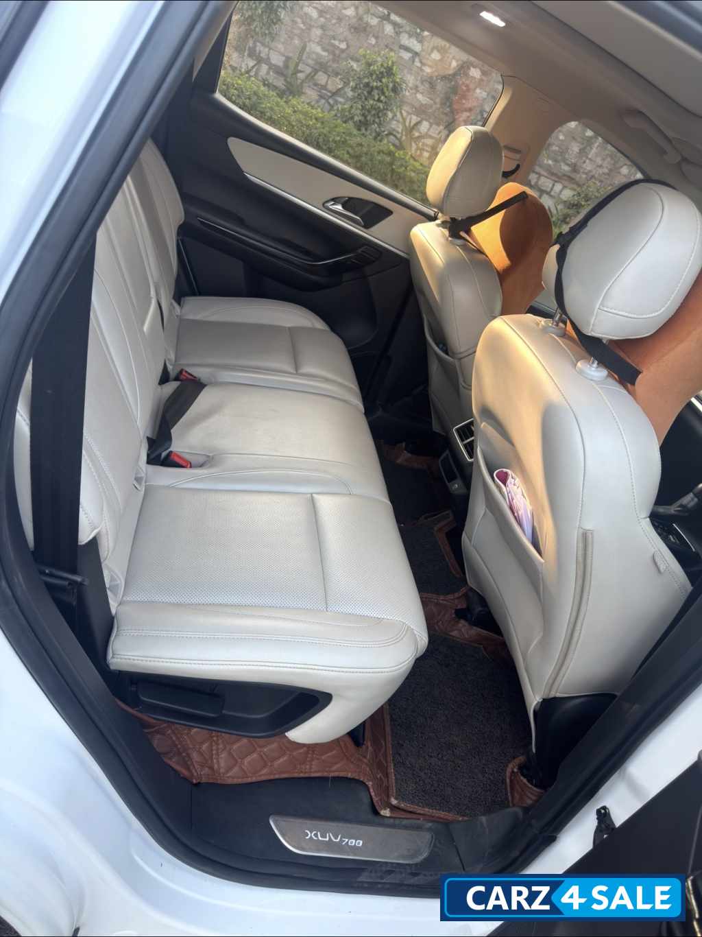 White Mahindra XUV700 AX7L D AT AWD White Mahindra XUV700 AX7L D AT AWD