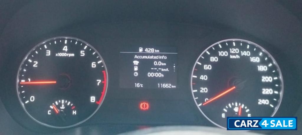 White Pearl Kia Seltos HTK PLUS